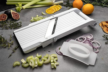 Mandoline slicer and kitchen knife for food preparation