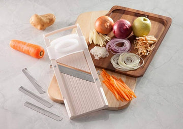 Mandoline slicer for thin vegetable slices