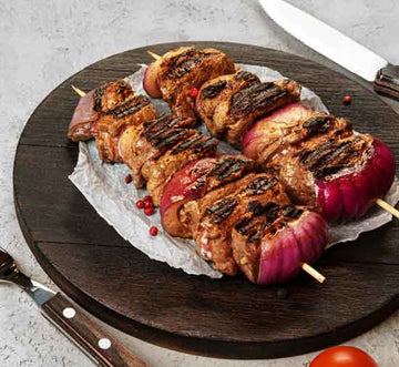 Grilled lamb skewers with capsicum and red onion